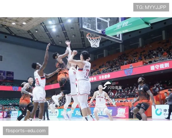 约翰逊突破持球拉开差距 助力球队提升关键得分效率