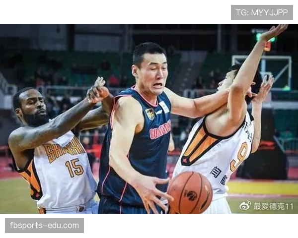 肯扬·马丁通过强硬内线对抗提升防守效率显著拉开与同位置对手差距